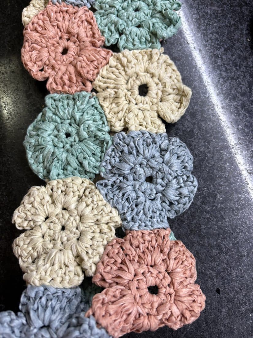 Flores de crochê em tons pastel